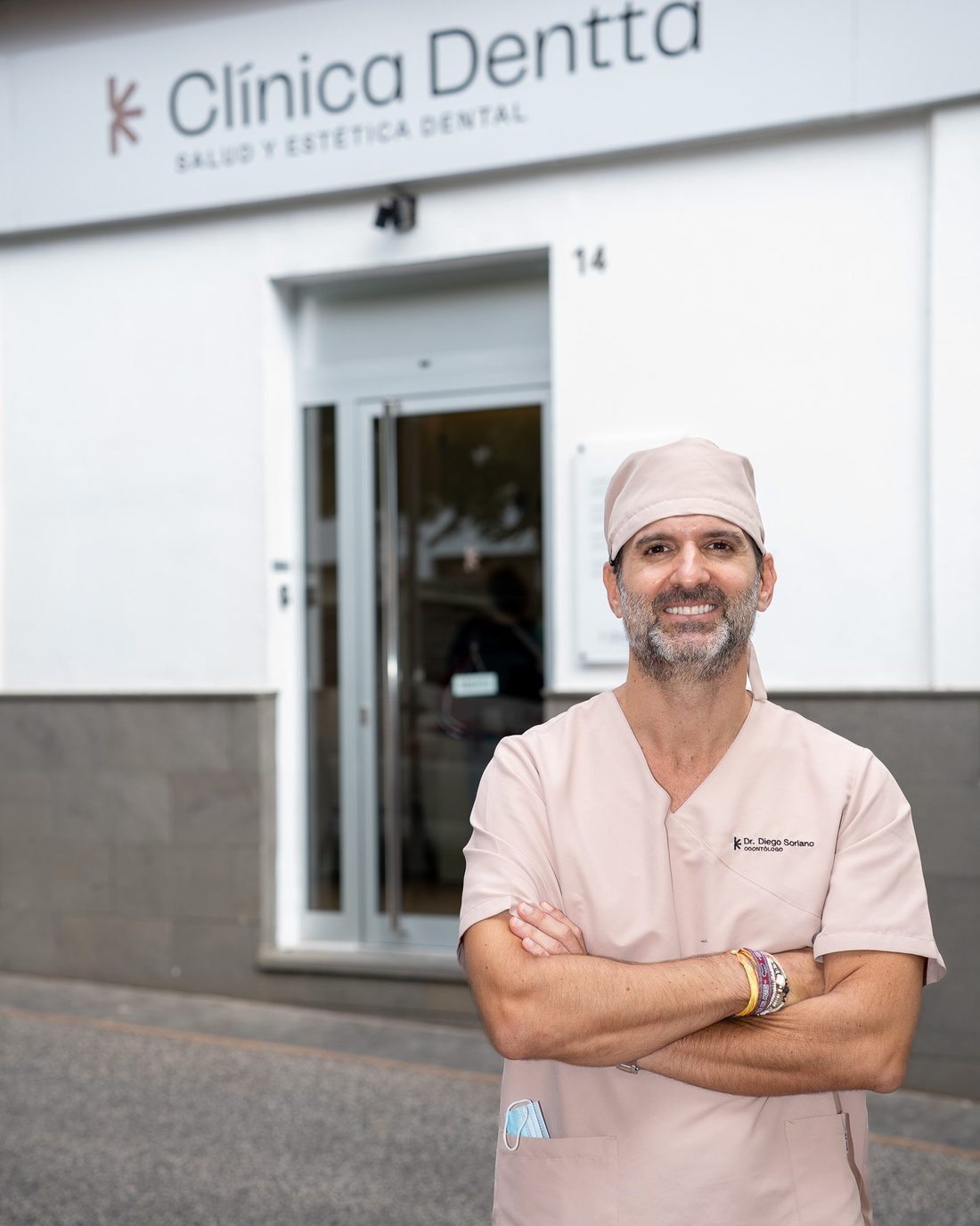 Entrada de Clínica Dentta en Candelaria con el Dr. Diego Soriano