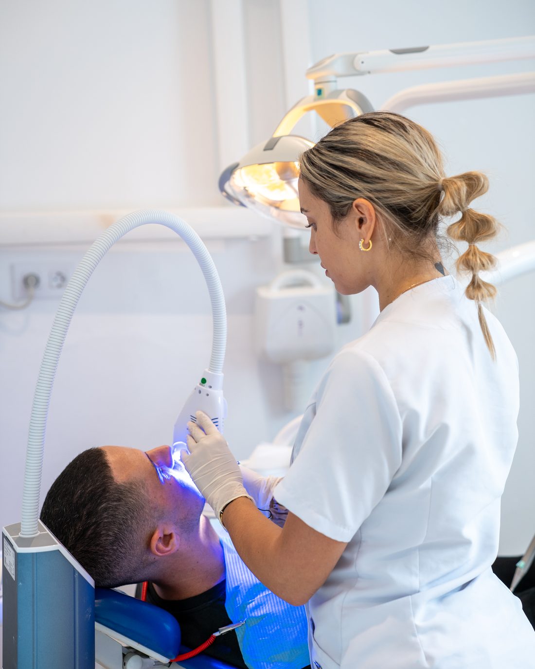 Gabinete dental de Clínica Dentta durante un tratamiento de blanqueamiento