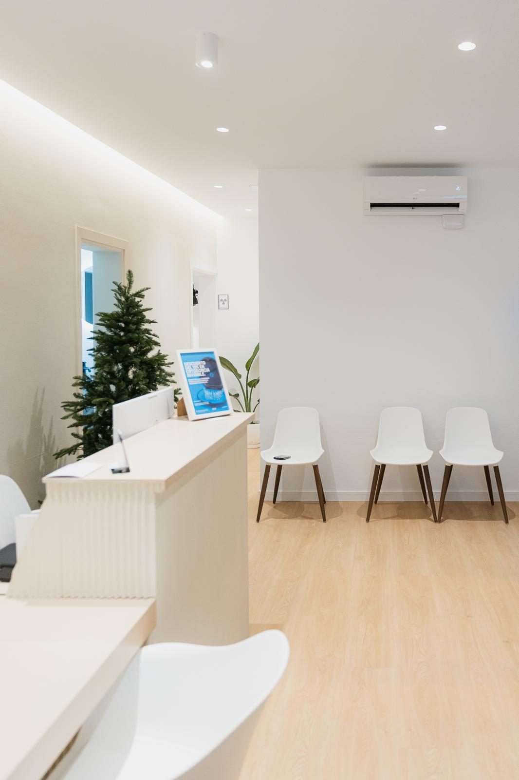 Recepción y sala de espera de Clínica Dentta en Candelaria