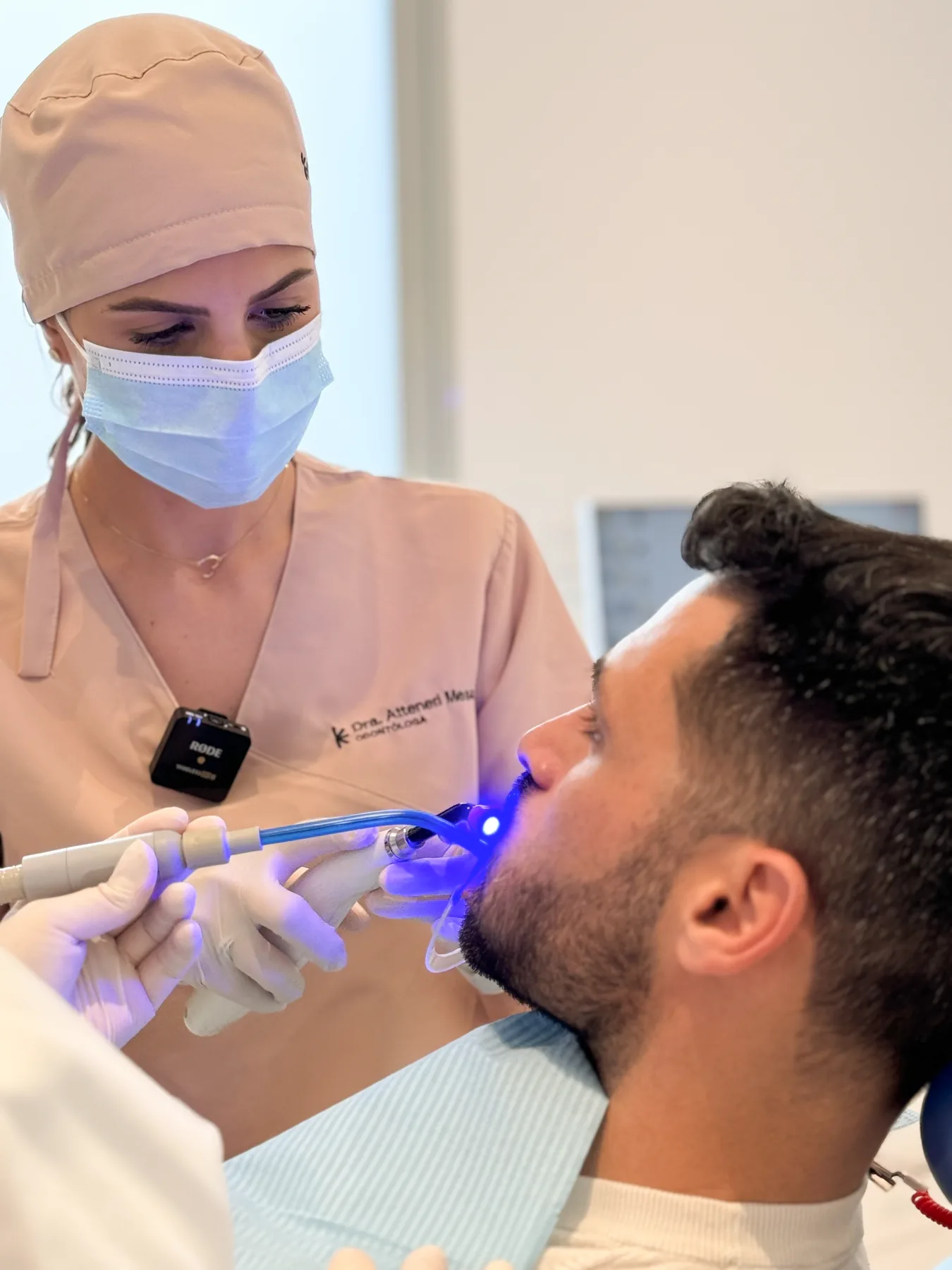 Tratamiento de blanqueamiento dental con lámpara LED en Clínica Dentta