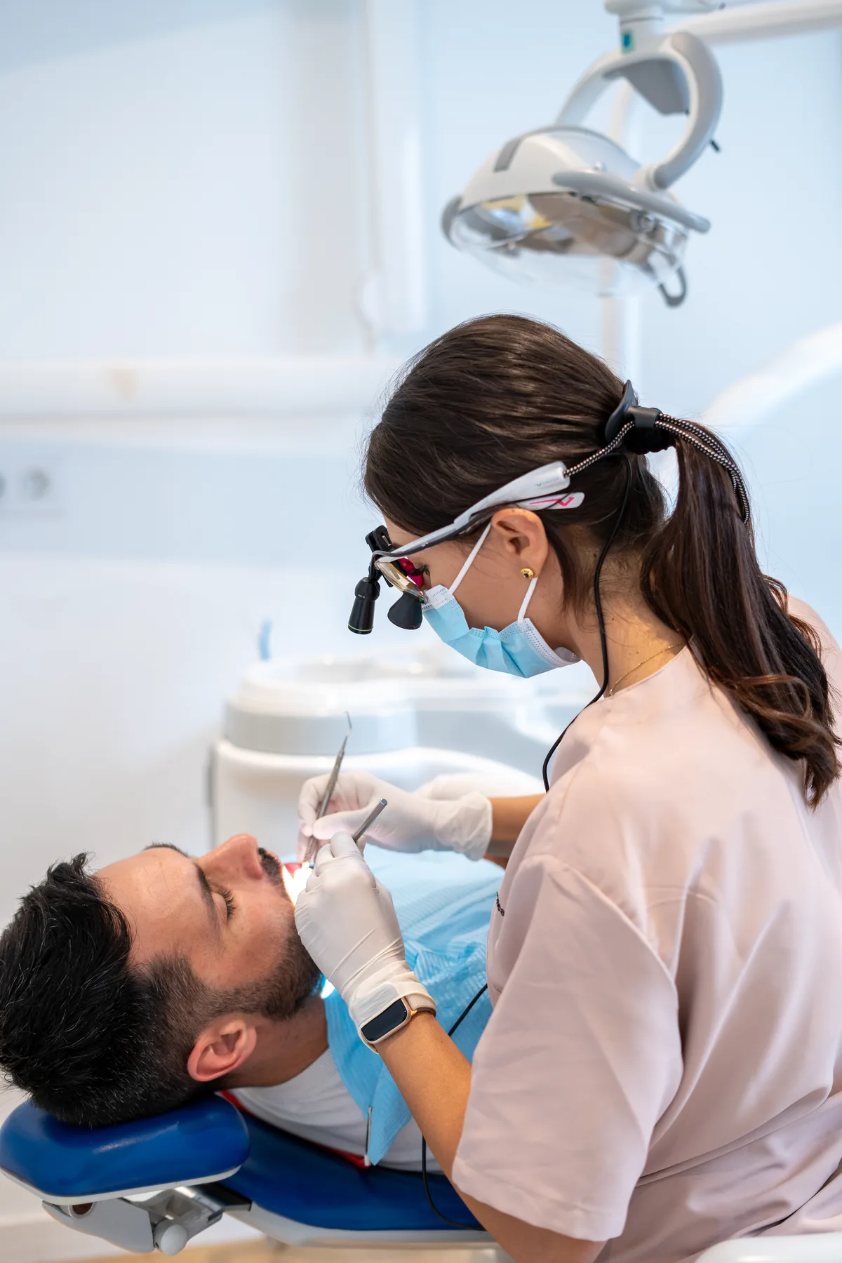 Tratamiento dental con lupas de aumento en un gabinete de Clínica Dentta